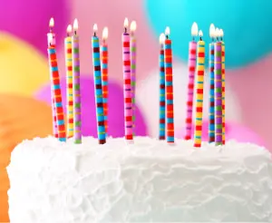 Lumânări aniversare colorate într-un tort