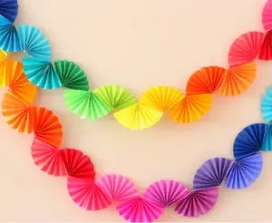 Ghirlande multicolore în formă de evantai pentru decor aniversar